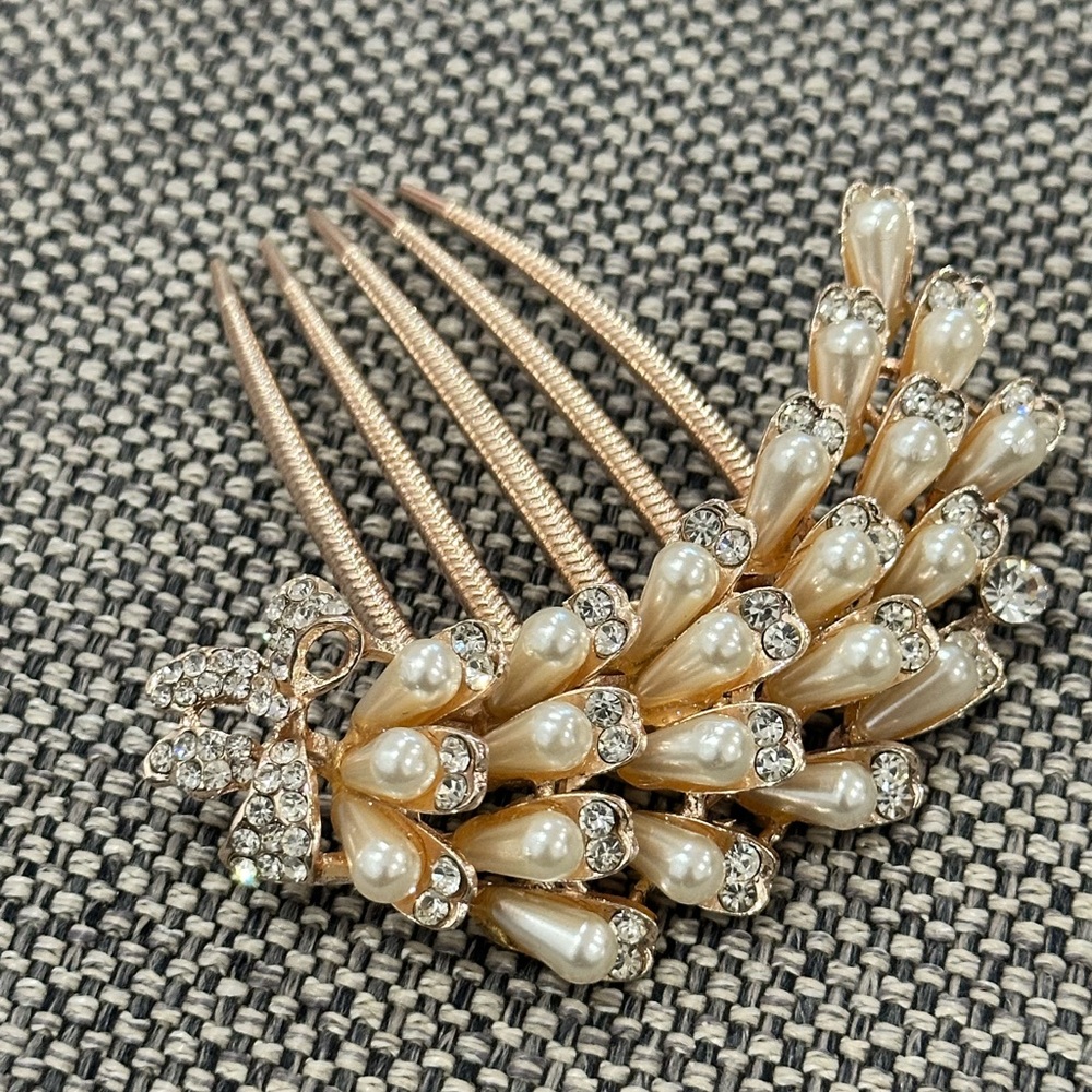 Elegant Pearl and Crystal Hair Comb